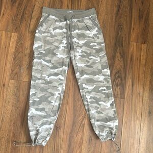 🔥KISMET  extra small, camo army pants with pockets on the sides, front, back